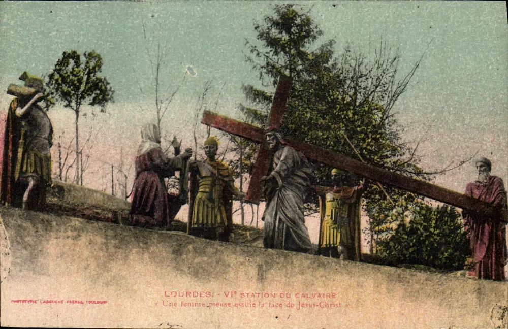 Lourdes - VIª Estação do Calvário — Uma mulher devota limpa o rosto de Jesus Cristo — L'Asbuche Frères, Toulouse - Frente