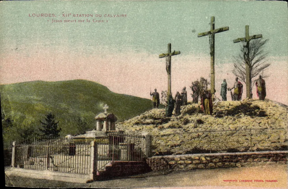 Lourdes - XIIª Estação do Calvário — « Jesus morre na Cruz » — Phototype Larnuche Frères Toulouse - Frente