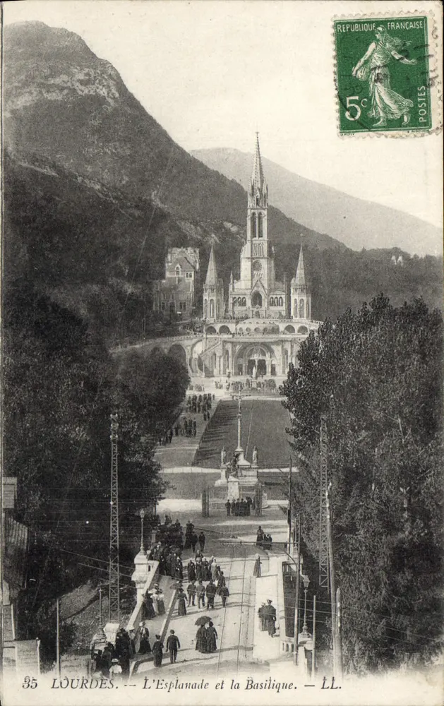 Lourdes — A Esplanada e a Basílica — LL. - Frente