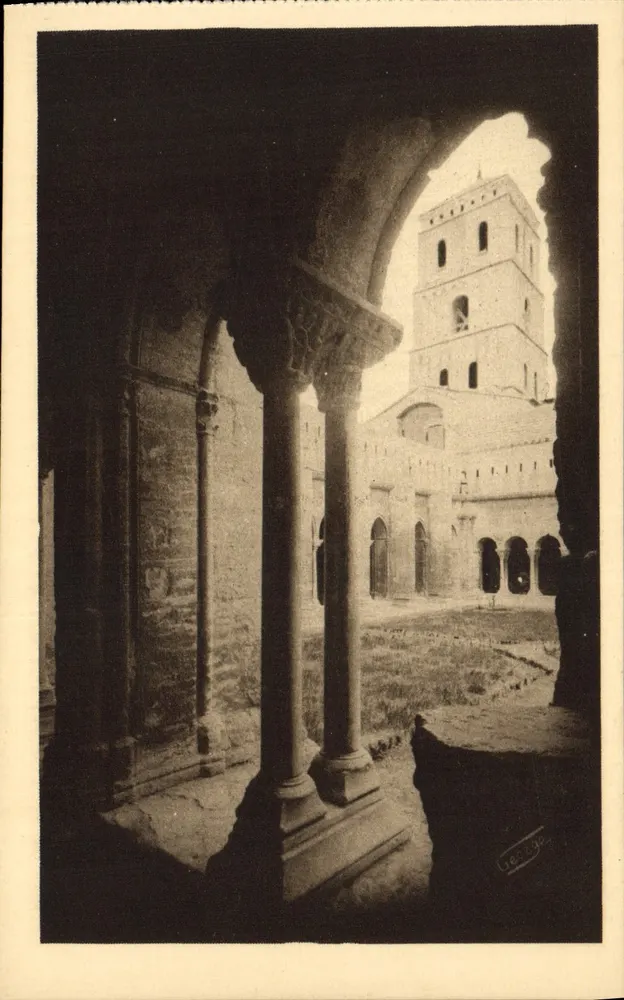 Arles — Turm der Kathedrale Saint-Trophime, Ansicht durch die Galerien des Klostergangs - Vorderseite
