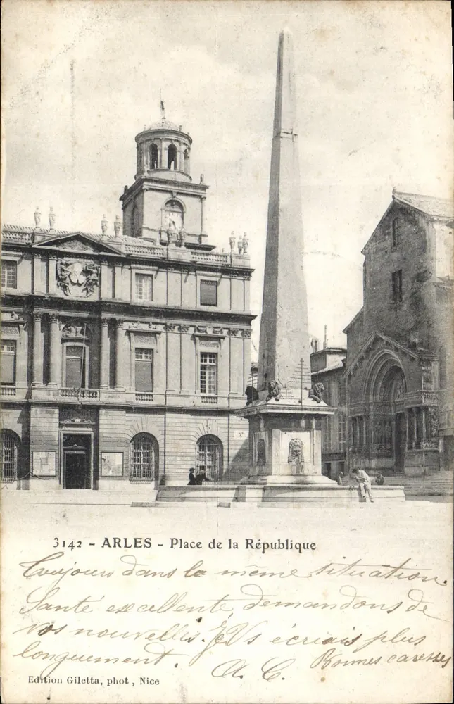 Arles - Praça da República — Obelisco e prefeitura — Edição Giletta, n° 3142 - Frente