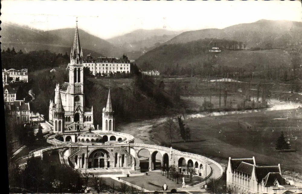 Die Basilika aus Sicht des Schloss-Forts — Lourdes — Edition P. Doucet, Serie 39 - Vorderseite