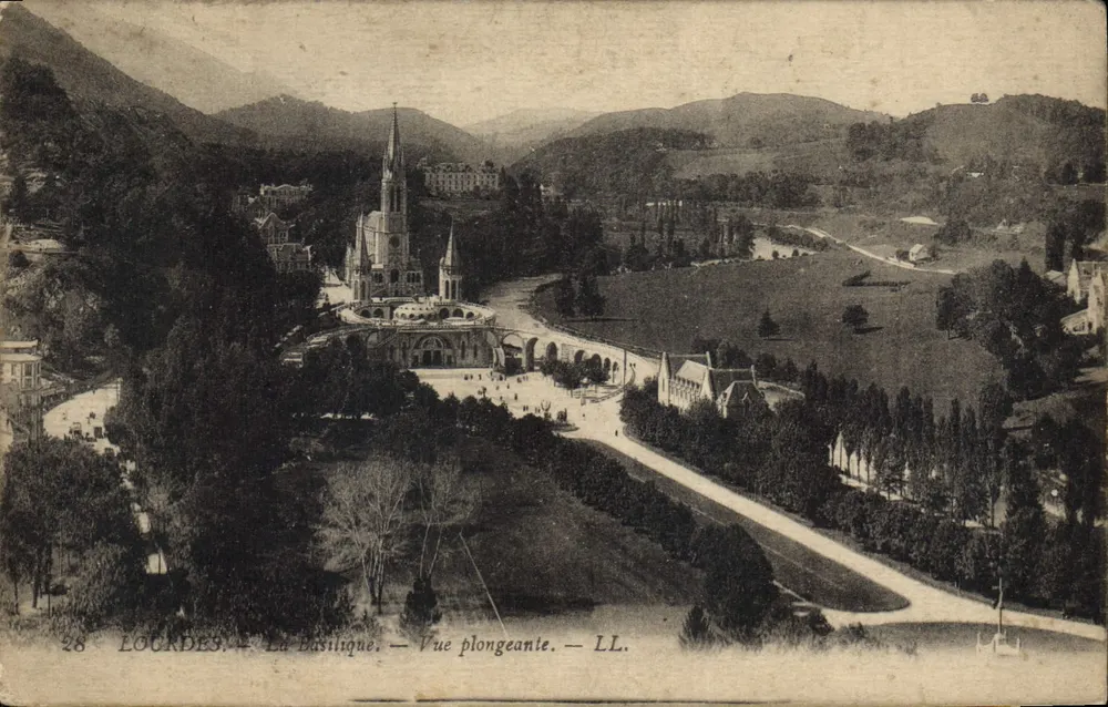 Locrèdes — A Basílica — Vista aérea — LL. - Frente