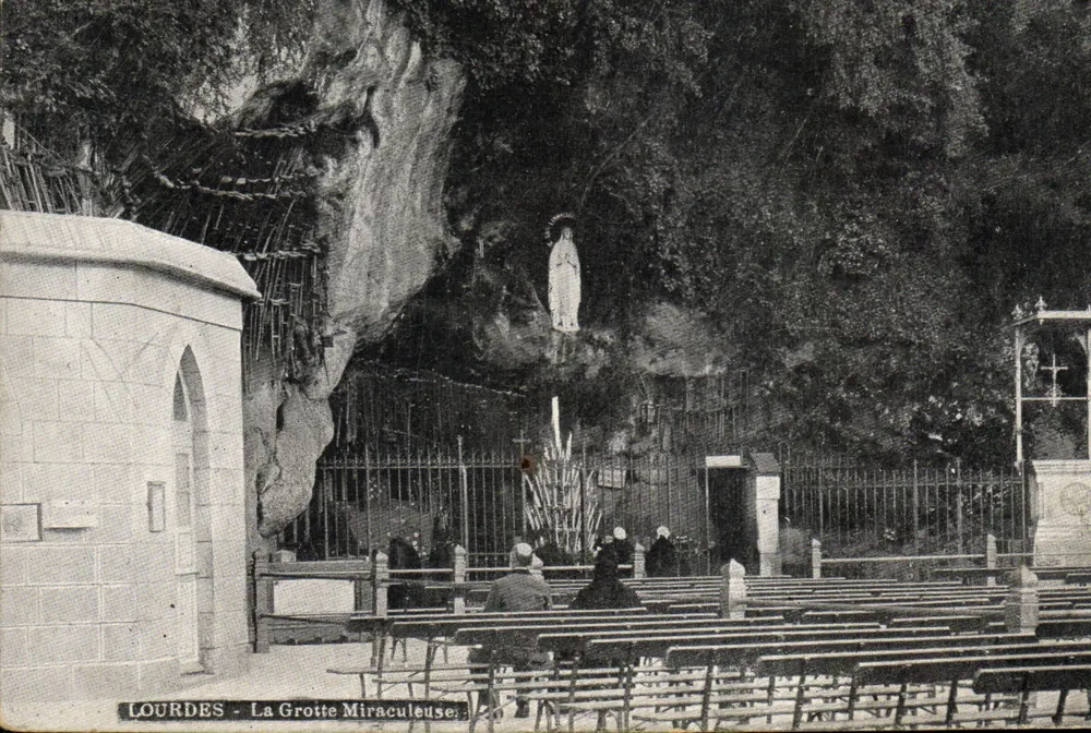 Lourdes - A Gruta Milagrosa — vista da gruta com estátua de Nossa Senhora e fiéis — editor AQUA-PHOTO, n° 65 - Frente