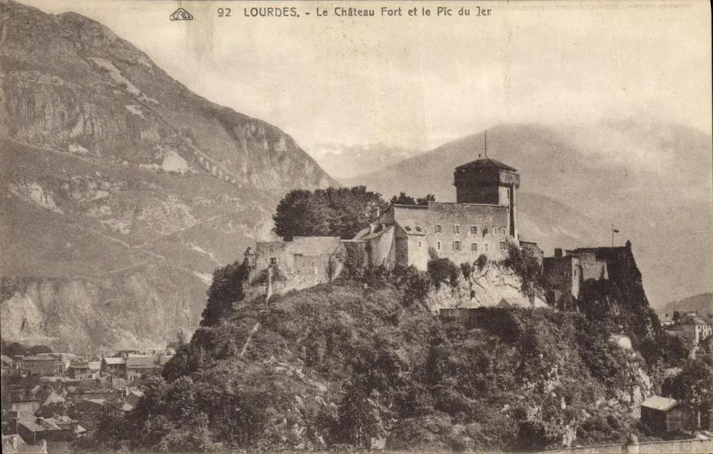 Lourdes - O Castelo Forte e o Pic du Jer — Bilhete postal antigo n°92, editor Phototypie Canada - Frente