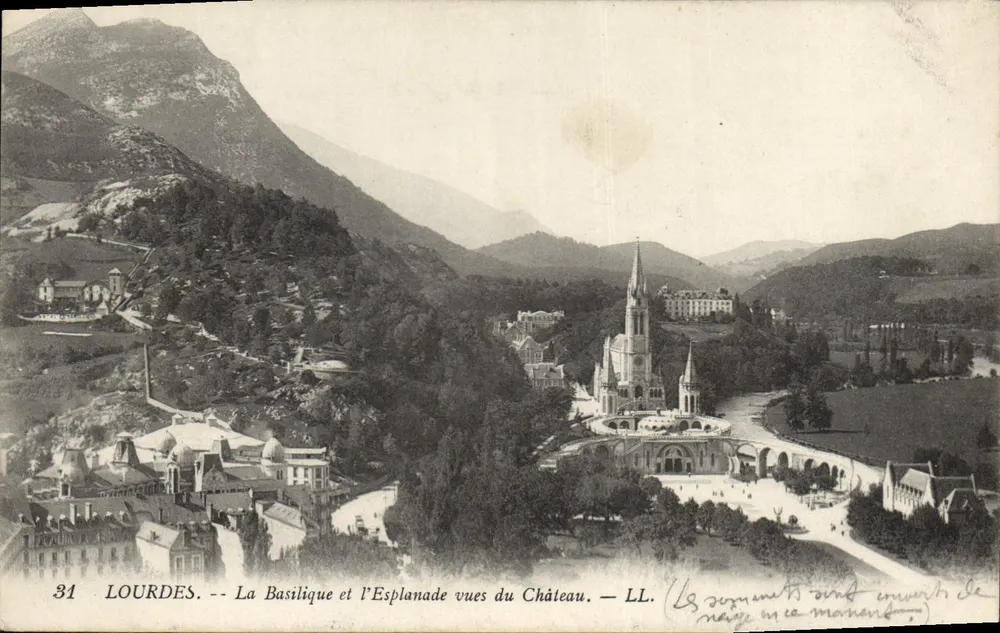 LOURDES. — Die Basilika und die Esplanade vom Schloss aus gesehen. — LL. - Vorderseite