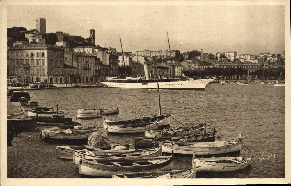 Hafen von Toulon — Ansicht des Hafens mit einem großen Yacht und Booten — Verlag YV017 - Vorderseite
