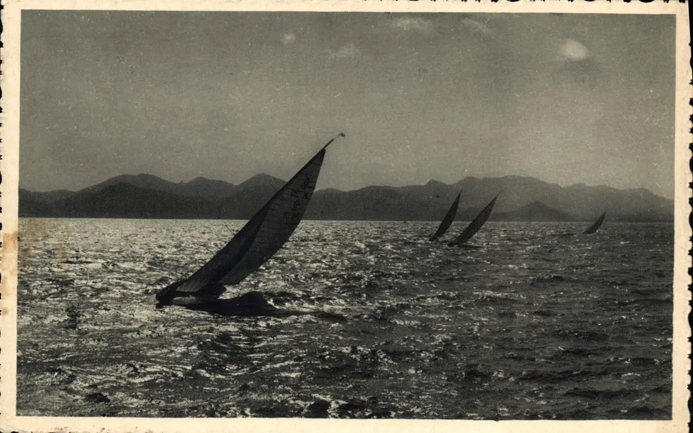 Embarcações a vela no mar — A Costa da Azur — Editora Rella-Niwa, n°2258 - Frente