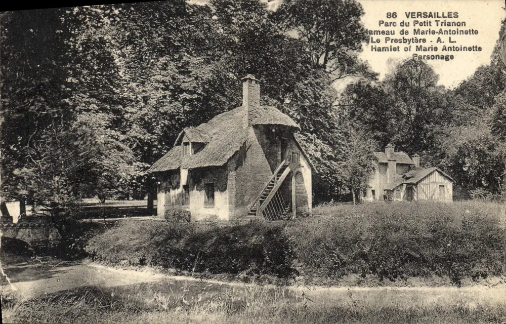 Versailles — Park des Petit Trianon, Hameau von Marie-Antoinette — A. L. - Vorderseite