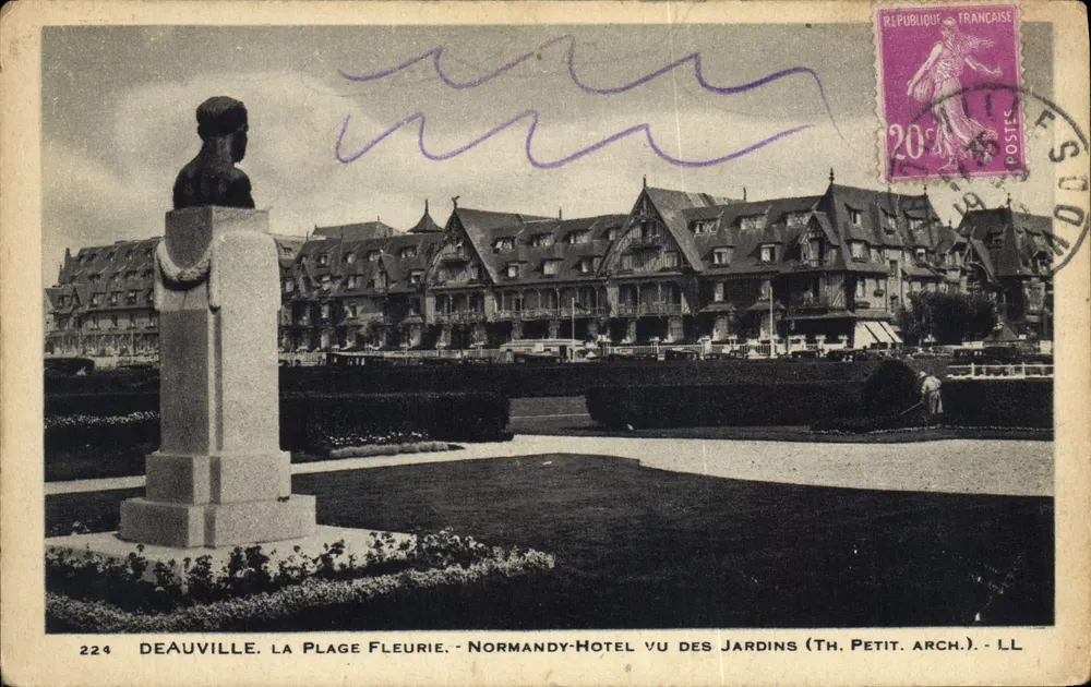 Deauville, Die Blühende Strände - Normandy-Hotel aus den Gärten gesehen (Th. Petit, Arch.) - Vorderseite