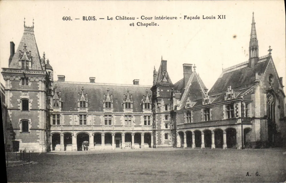 Blois — Das Schloss - Innenhof - Fassade Louis XII und Kapelle. - Vorderseite