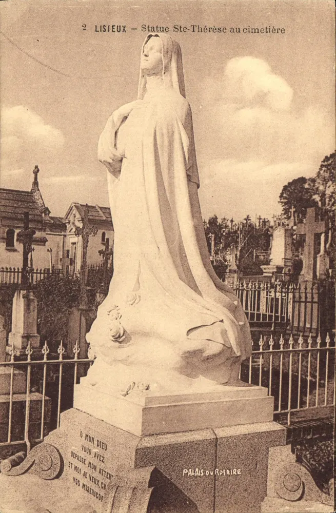 Lisieux — Estátua de Santa Teresinha no cemitério — Palais du Rosaire - Frente