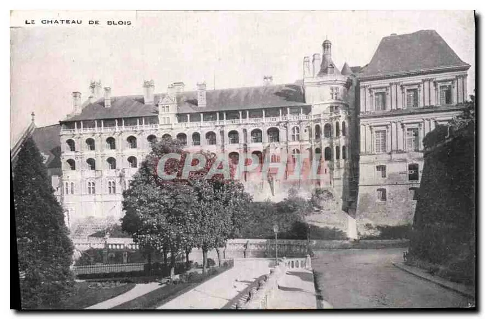 O Castelo de Blois — vista do castelo e de seus jardins - Frente