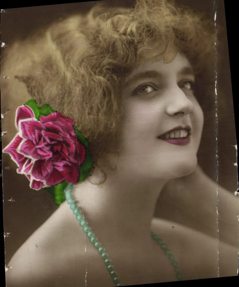 Jeune femme souriante — portrait avec rose colorée dans les cheveux — éditeur P-C PARIS - Vorderseite