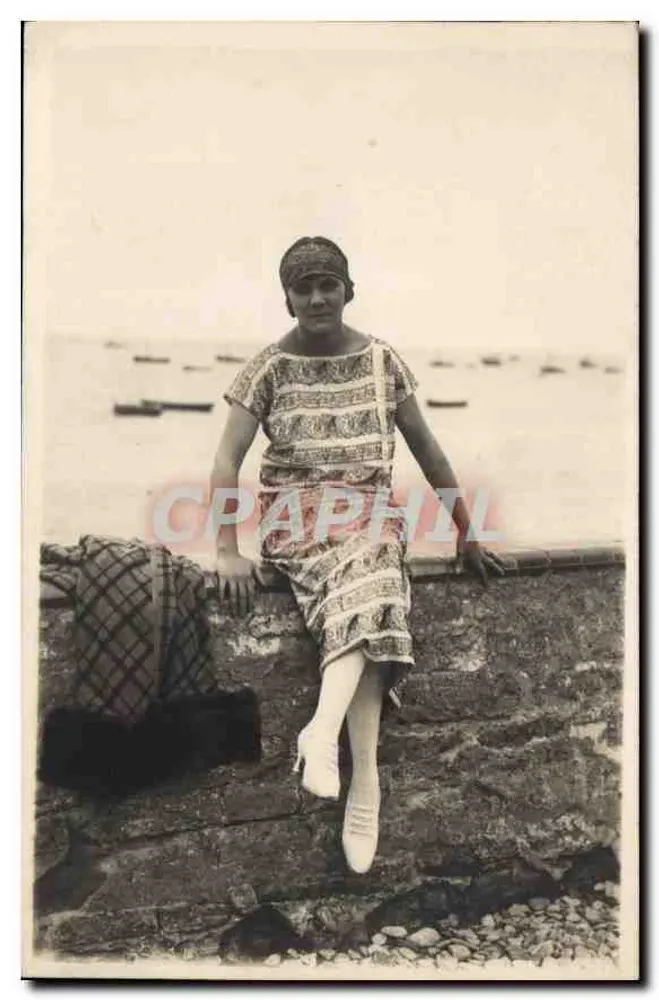 Mulher sentada em um muro de pedra — praia — Photo-Cartes DAMEZ, Paris - Frente