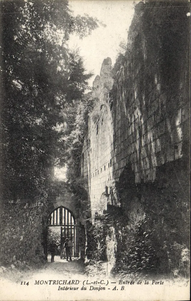 Montrichard (Loire-et-Loire) — Innenraum des Bergfrieds — Eingang zur Tür — A. B. n°114 - Vorderseite