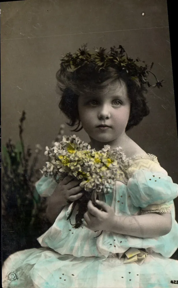 Menina pequena com coroa de flores — NRG, série 423 - Frente