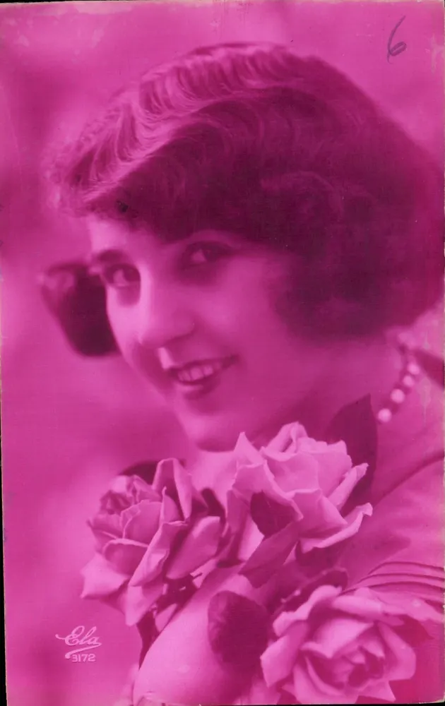 Mulher jovem sorridente — com buquê de rosas — Éla 3172 - Frente
