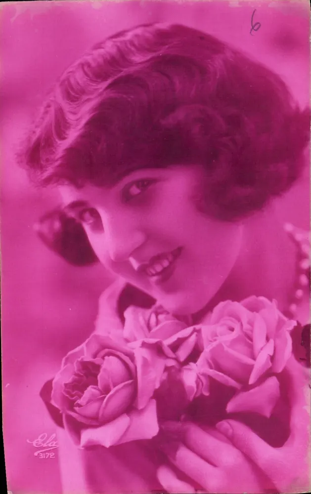 Mulher jovem sorridente — com buquê de rosas — fotógrafo Ela, n° 3172 - Frente