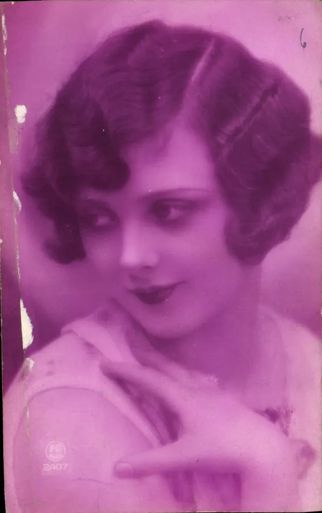 Jovem mulher — retrato em tons de roxo — editor P.G. Anglès, n° 2407 - Frente