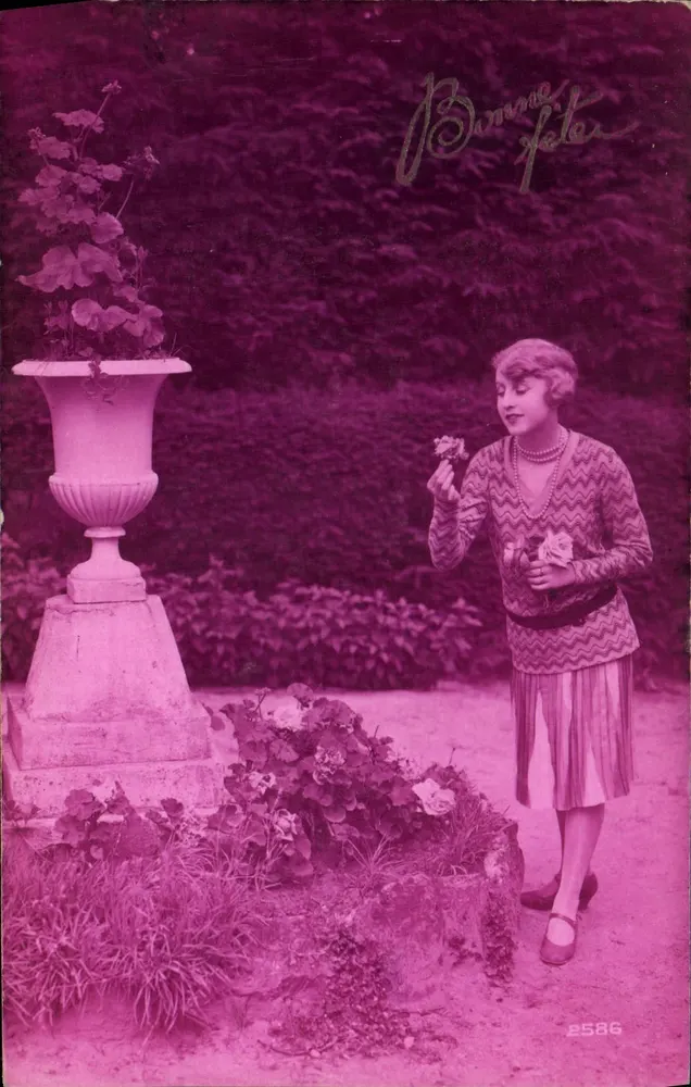 Mulher no jardim — cartão postal de coleção — Lutèce, n°2586 - Frente