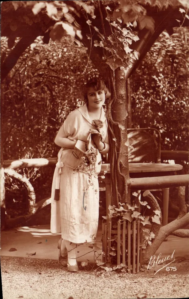 Jovem mulher no jardim — Blevet 675 - Frente