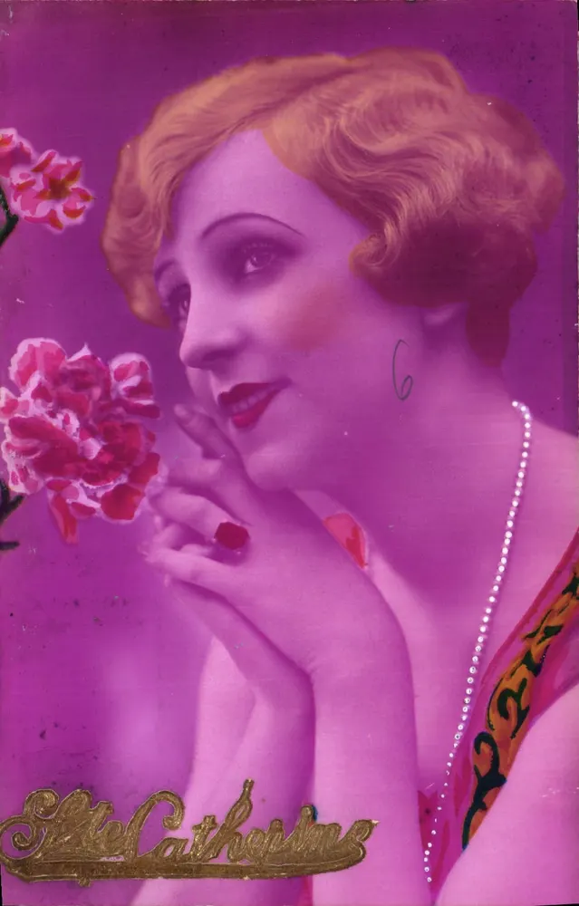 Mulher em vestido com motivos — flores e colar de pérolas — Editor McCatherine, n°6 - Frente