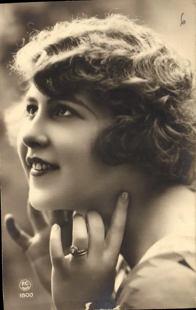 Mulher jovem sorridente — retrato — RC Paris 1800 - Frente