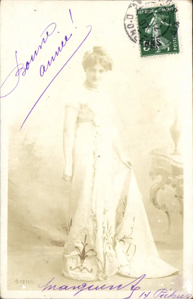 Jovem mulher em vestido de festa — estúdio — editor Mangin & Cie, n° 1015/4 - Frente