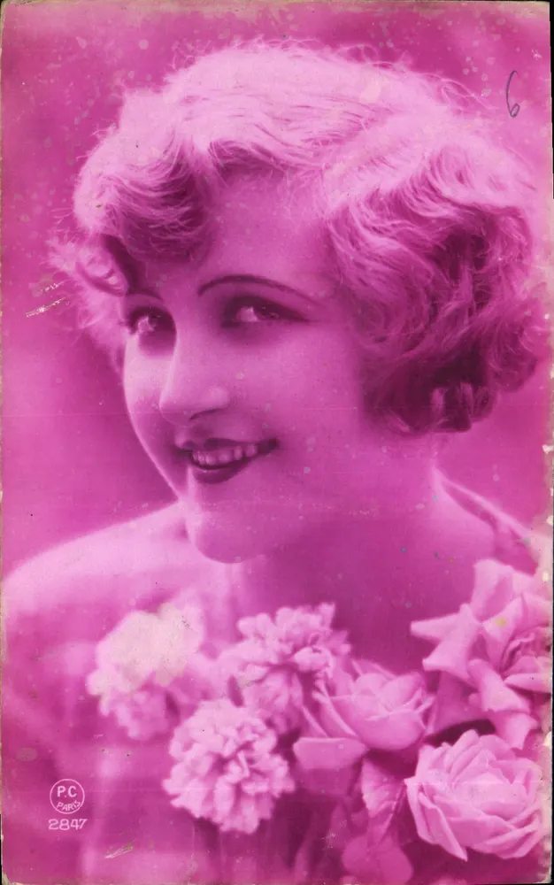 Jovem mulher sorridente — com buquê de flores — PC PARIS 2847 - Frente