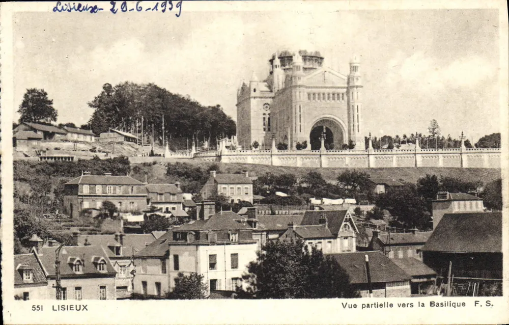 Lisieux — Visão parcial em direção à Basílica F.S. — Edição Francesa Saintot - Lisieux, n° 551 - Frente