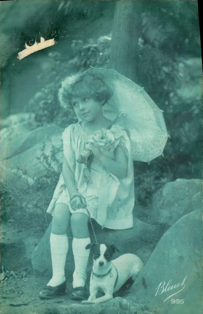Menina com cachorro e guarda-chuva — estúdio Bleuet, n°995 - Frente