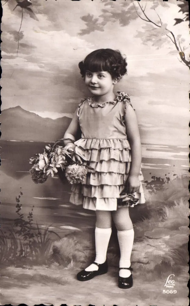 Menina pequena com vestido de mangas largas — decoração paisagística — Edições LEO, Paris, n° 5669 - Frente