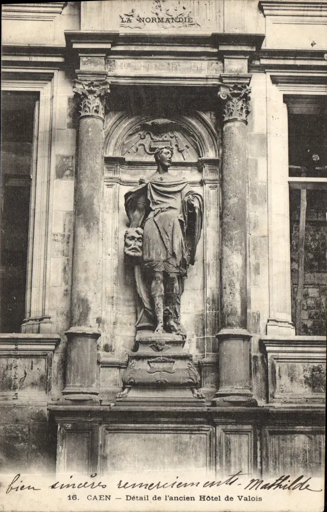 Caen — Detail des alten Hotels de Valois — Statue von Mathilde - Vorderseite