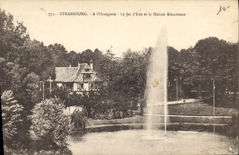 Straßburg - Am Orangerie - Der Wasserstrahl und das elsässische Haus - Vorderseite