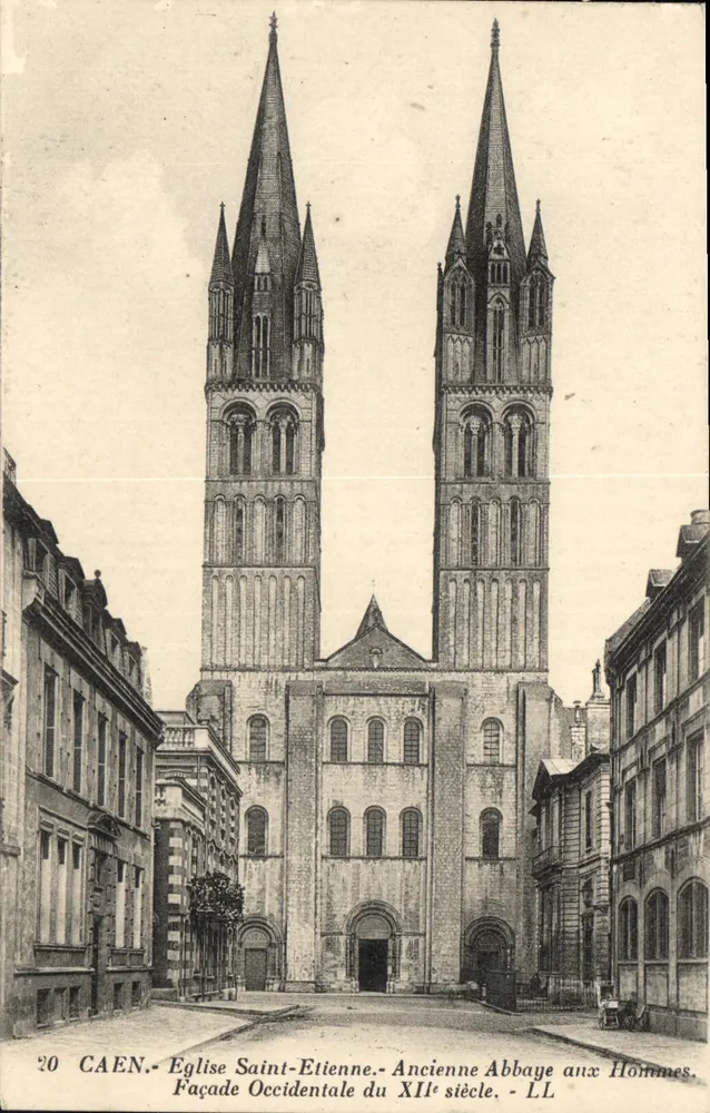 Caen — Kirche Saint-Étienne, Westfassade aus dem 12. Jahrhundert — LL - Vorderseite