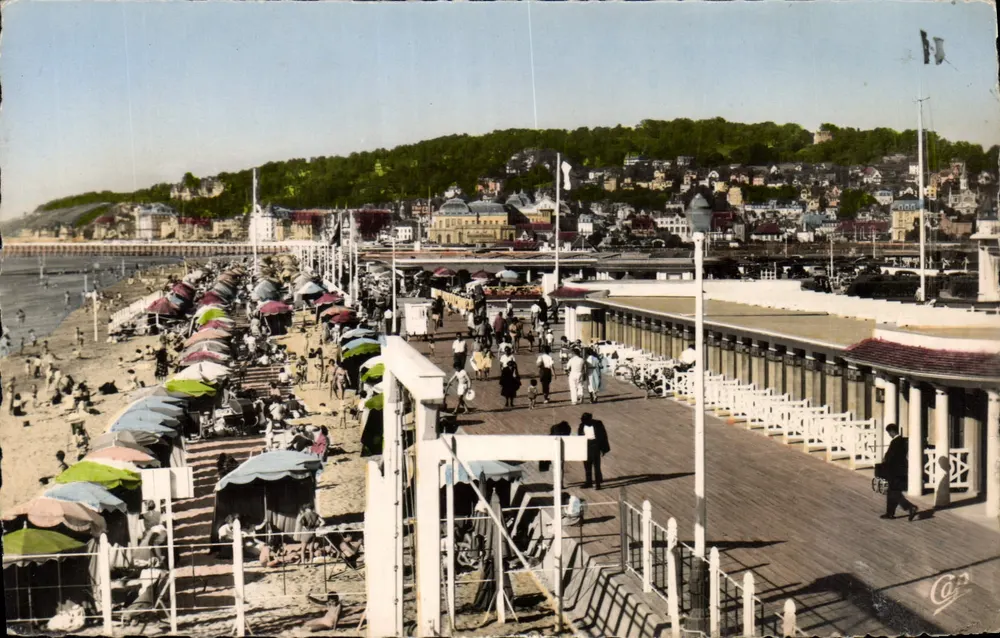 Deauville — Die Blühende Strände — Überblick über den Strand und die Stadt — Réal-Photo - Vorderseite
