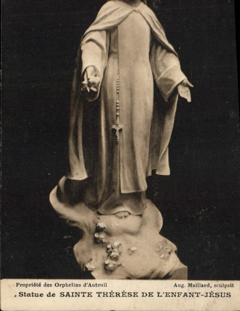 Estátua de Santa Teresinha da Criança-Jesus — Escultura de Aug. Maillard — Orfanatos de Auteuil - Frente