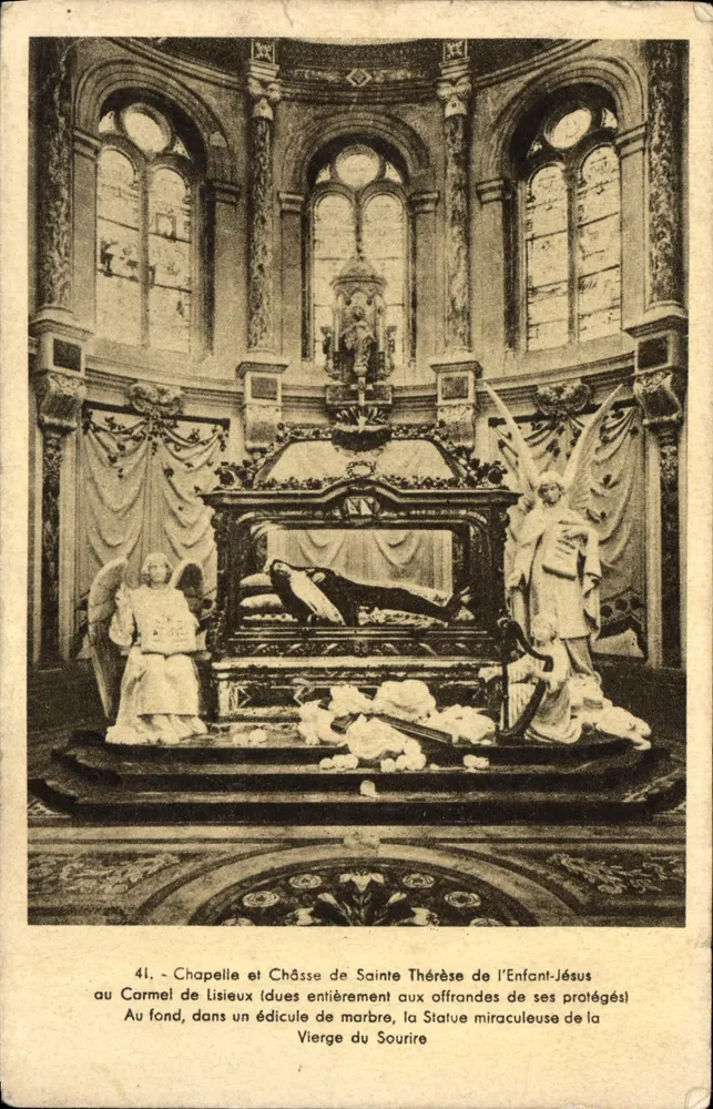Kapelle und Reliquiar der hl. Thérèse am Karthäuserkloster von Lisieux — Wunderstatue der Lächelnden Jungfrau im Hintergrund - Vorderseite