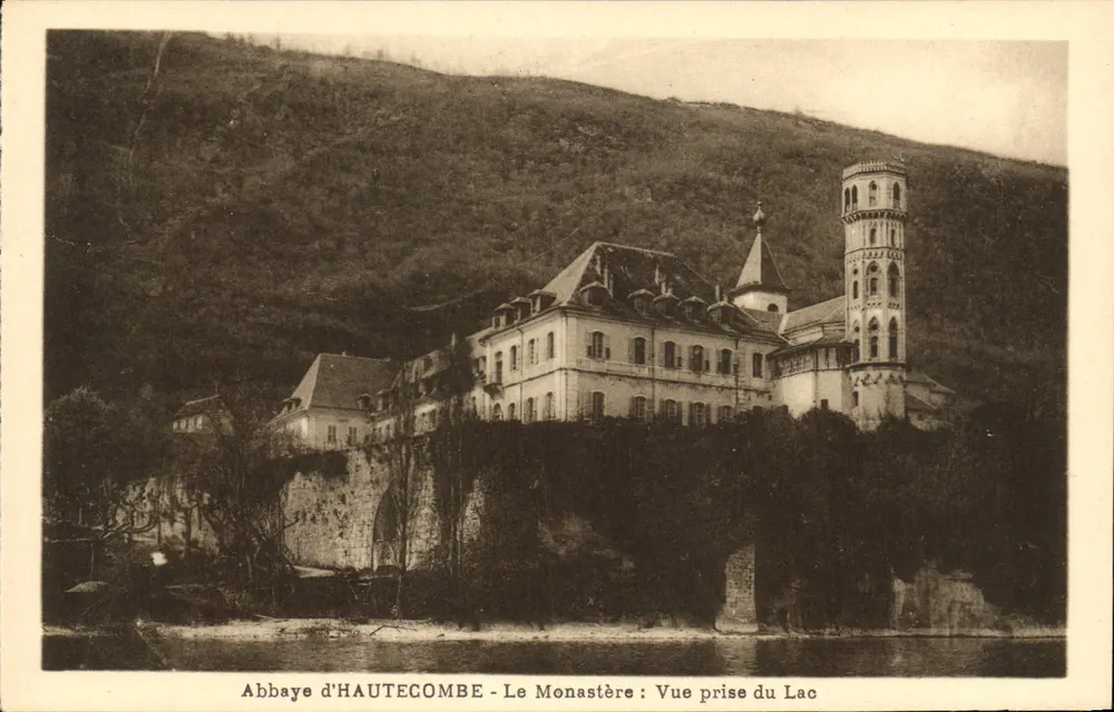 Abtei HAUTECOMBE - Das Kloster: Ansicht vom See - Vorderseite