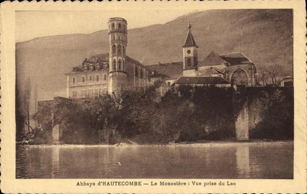 Abtei HAUTECOMBE — Das Kloster: Ansicht vom See - Vorderseite
