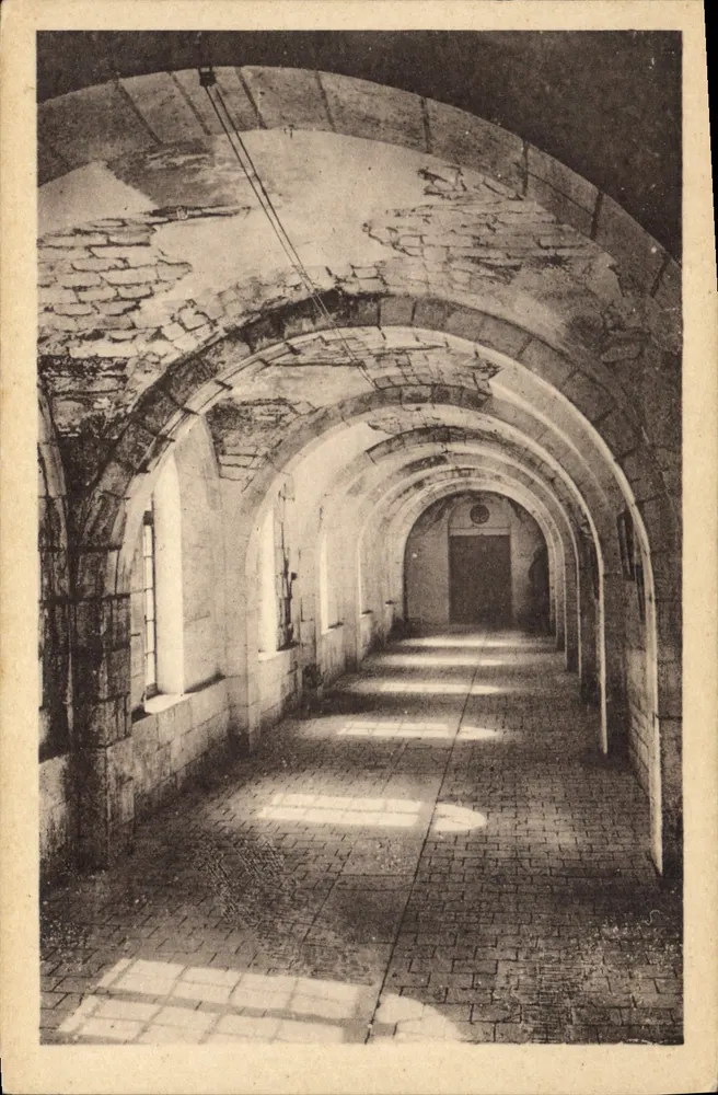 Abadia de Fontgombaud — O Claustro (século XVII) — Cie des Arts Photographiques, Paris - Frente