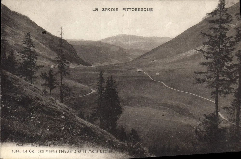 O Col dos Aravis (1498 m.) e o Monte Lachat — A Saboia Pitoresca — Fot. Piltlier, Annecy - Frente