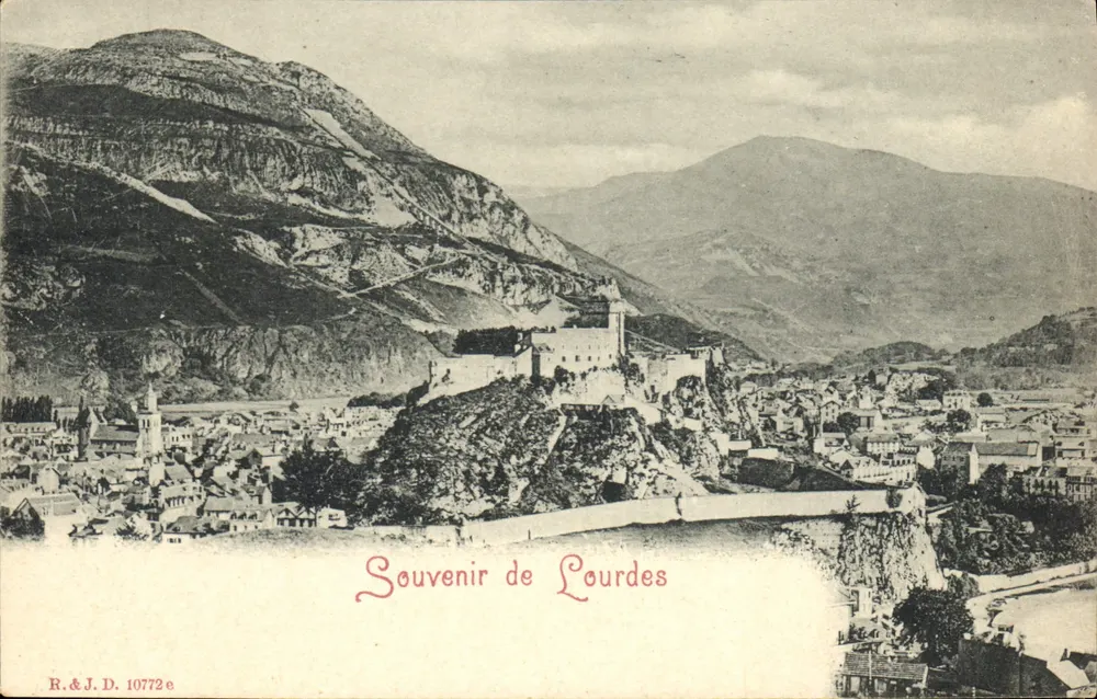 Lourdes — vista panorâmica do santuário e das montanhas — R.&J.D. 10772e - Frente