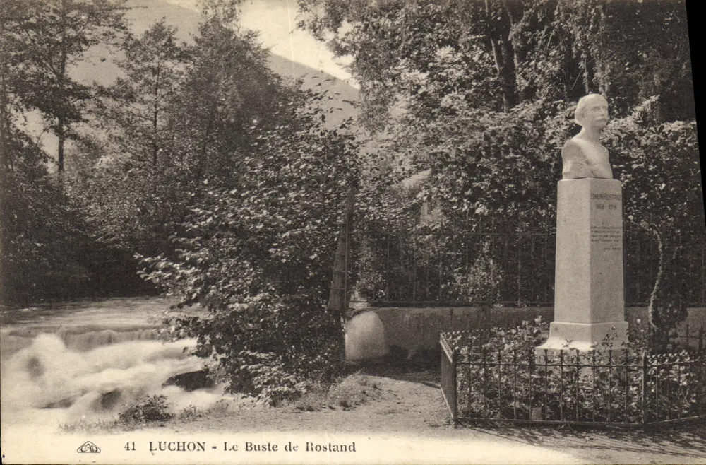 Luchon - O Buste de Rostand — Buste de Rostand sobre um pedestal, na borda de uma cascata, com inscrição 'ENNAFESTON 1868-1919' - Frente