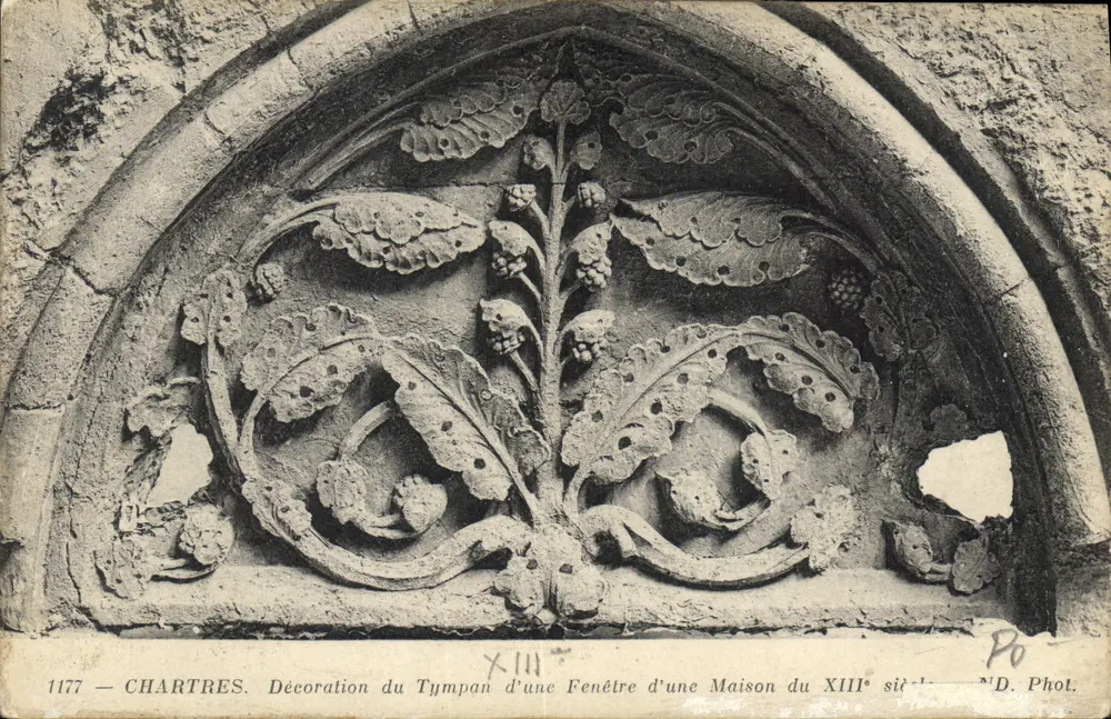 Chartres — Verzierung des Tympanons einer Fensteröffnung eines Hauses aus dem 13. Jahrhundert — N.D. Phot. - Vorderseite