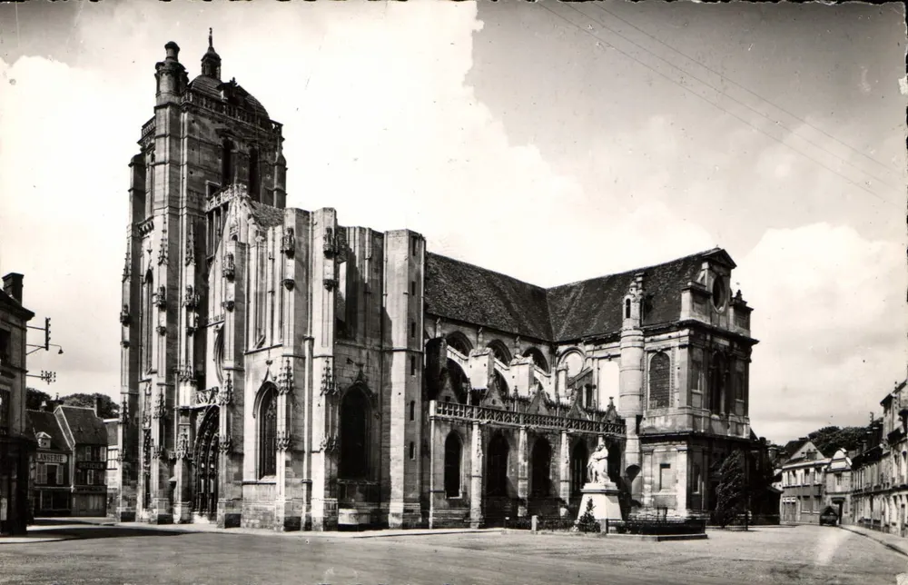 Igreja de São Pedro de Dreux — vista da fachada e do campanário — Ed. T. A. Joubet, Dreux - Frente