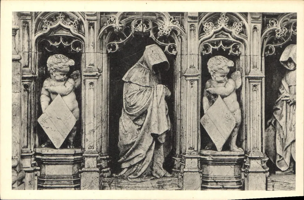 Kirche von Brou — Grab von Marguerite de Bourbon — Weinende Figuren und Cherubs - Vorderseite
