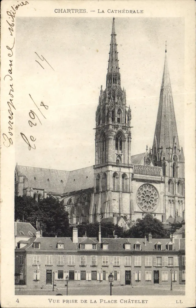 Chartres — A Catedral — Vista tirada da Praça Châtelet — LL - Frente