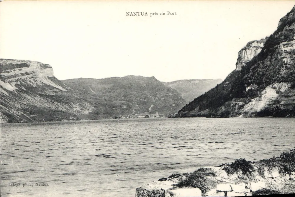 Nantua pris de Port — vista do lago entre falésias — Lalogue fot., Nantua - Frente